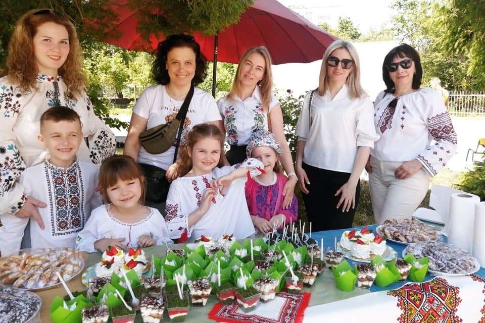 Фото 1: Одна із львівських шкіл на сімейному фестивалі зібрала 672 тисячі гривень для ЗСУ