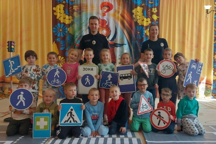 Фото 1: Сьогодні в Україні відзначають День поліцейського офіцера громади