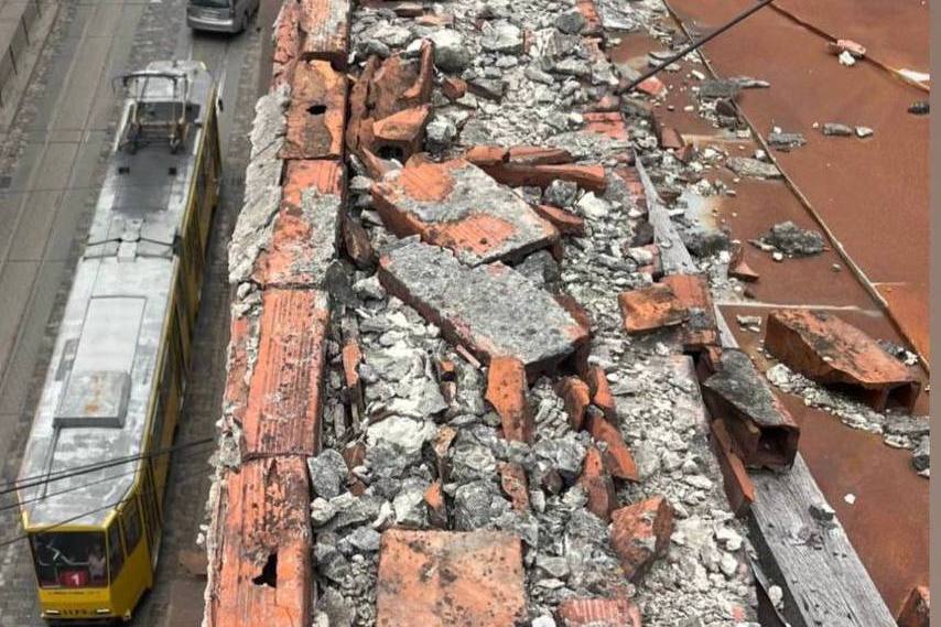 Фото 1: Місто допоможе ОСББ зняти цегляні нависання з даху будинку на вул. Дорошенка, 14