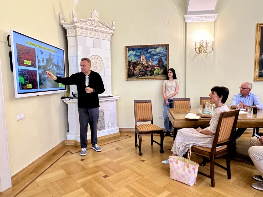Фото 1: Розвиток медичної співпраці: міський голова Львова зустрівся з фінською делегацією