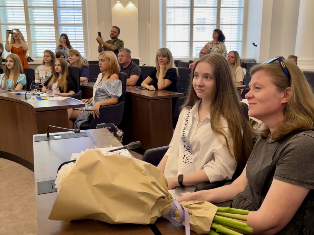 Фото 1: У Львівській міській раді привітали випускників шкіл з Мелітополя 