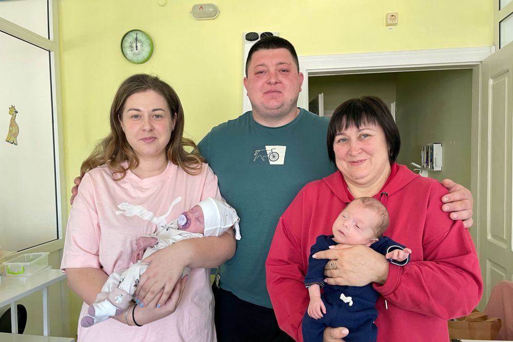 Фото 1: Львівські лікарі врятували двох немовлят, які народилися з важкими ускладненнями