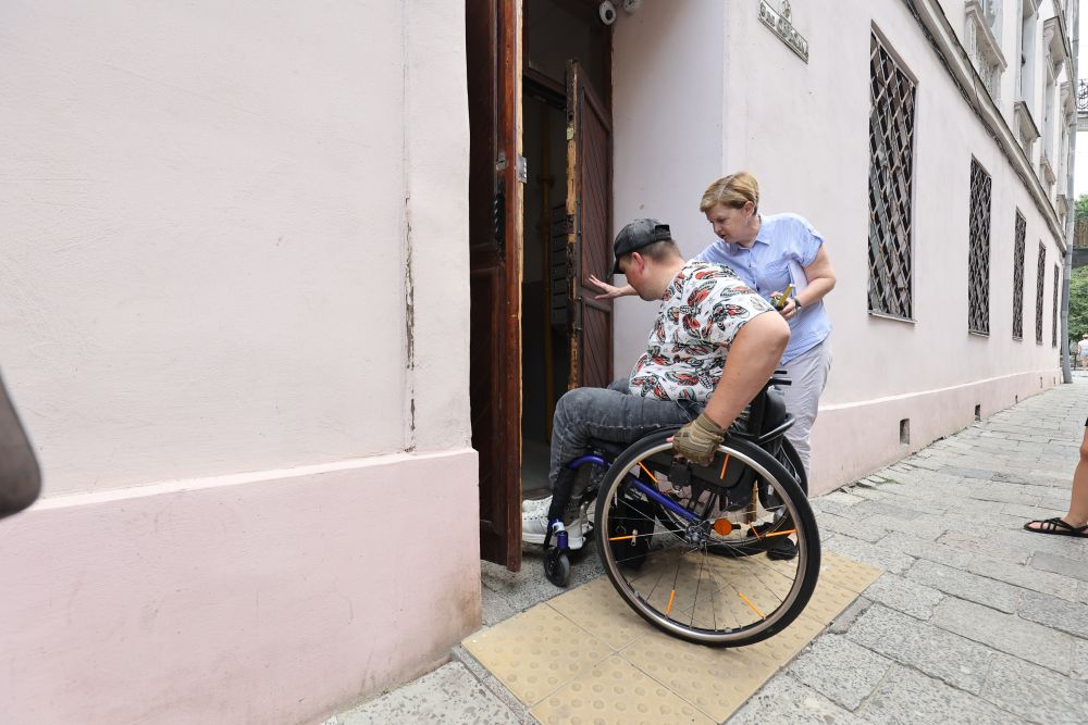 Фото 2: Як у Львові перевіряють заклади на доступність 