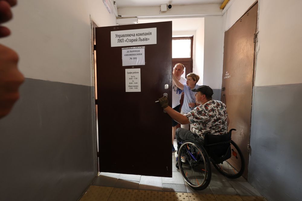 Фото 1: Як у Львові перевіряють заклади на доступність 