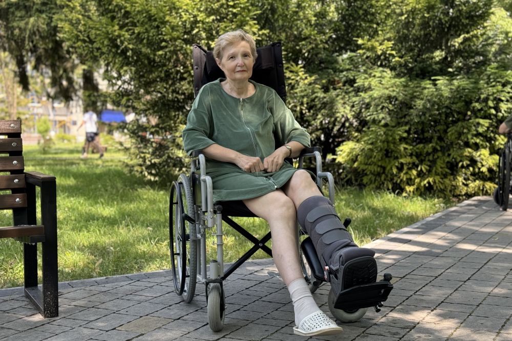 Фото 2: Львівські лікарі виконали складну операцію жінці, яка травмувалася, впавши з вишні
