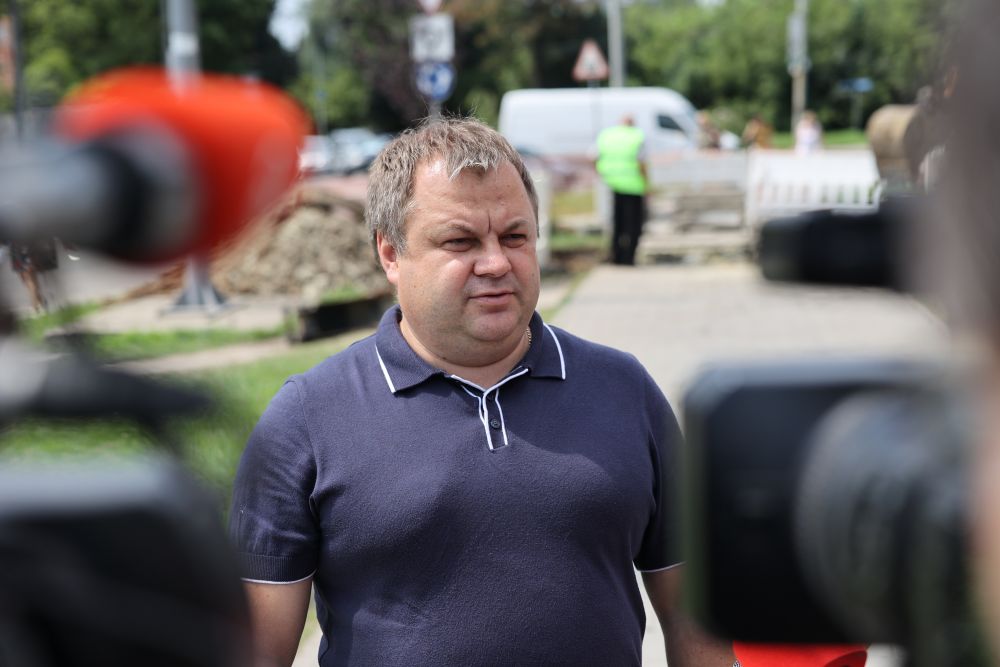 Фото 1: Теплові мережі вже на 70% готові до зими: на вул. Дж. Вашингтона розпочали заміну мережі під дорогою (відео)