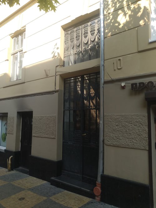 Фото 1: У Львові у будинку неподалік Цитаделі відновили сецесійну металеву браму