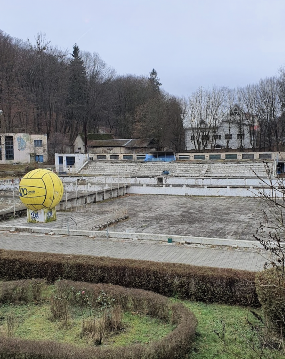 Фото 1: Місто готове відновити занедбаний приватний басейн на Стуса для потреб військових, плавців і мешканців громади (відео)