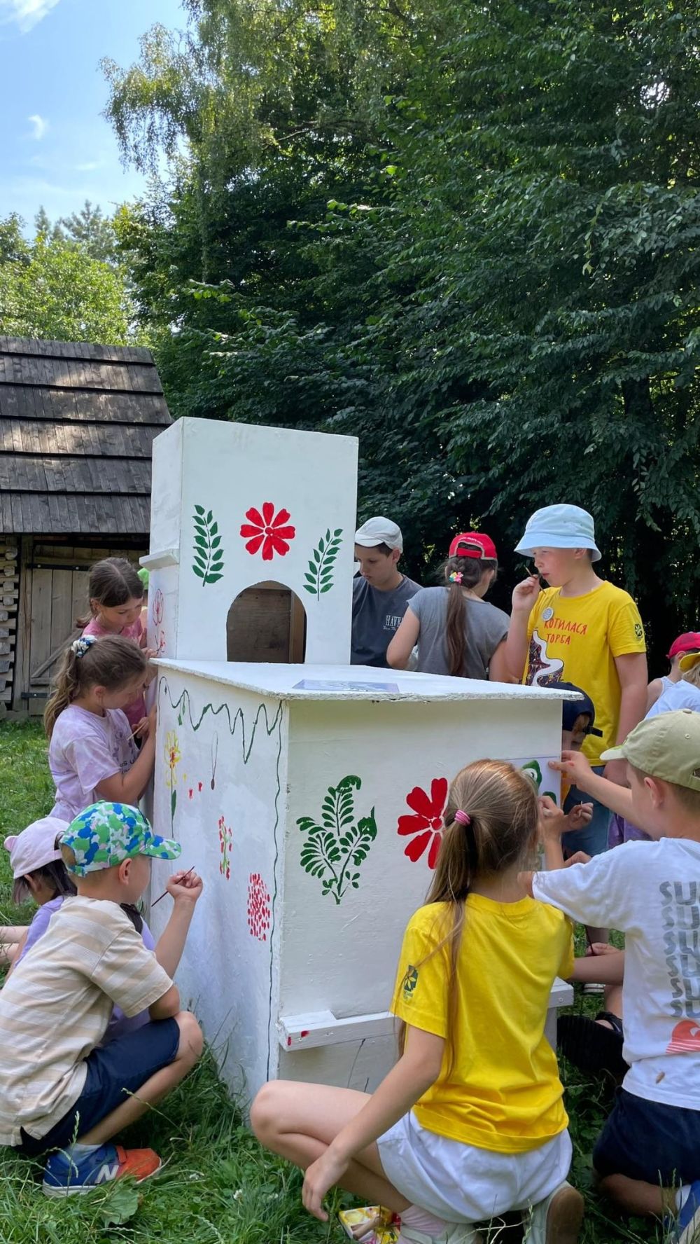 Фото 1: Печуть хліб та розмальовують піч: у Шевченківському гаю вже третій рік поспіль проводять літні табори (відео)