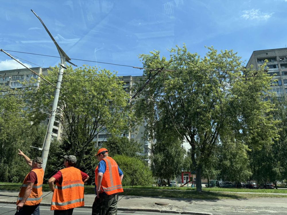 Фото 1: На перехресті вулиць Стрийська – Наукова вантажівка обірвала контактну мережу: тролейбуси №25 тимчасово не курсують