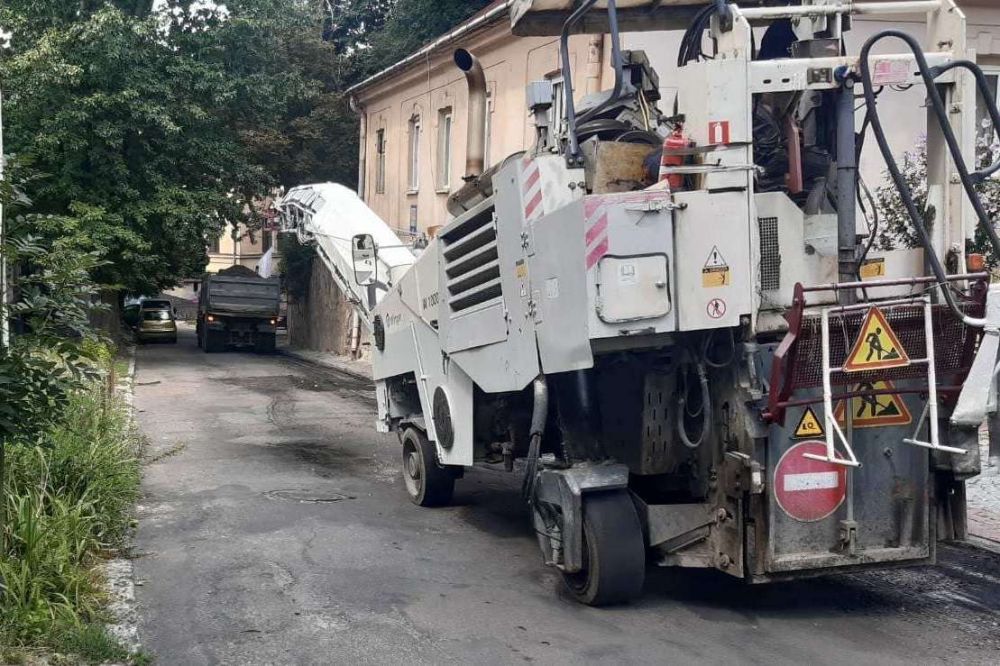 Фото 1: Вулиця Озаркевича вже проїзна: поточний ремонт дороги завершили