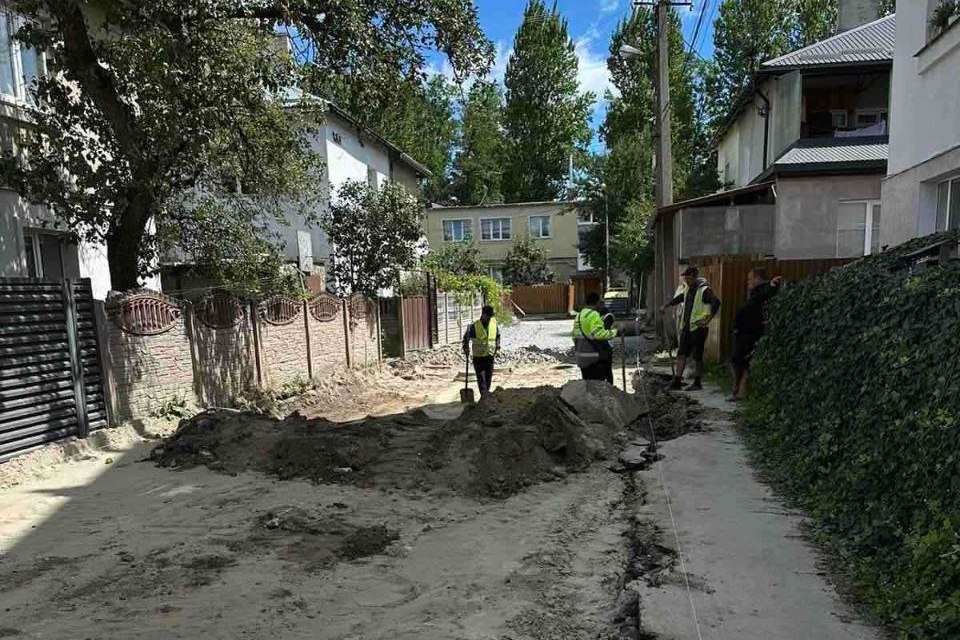 Фото 1: На частині вулиці Папоротної, де ще до війни розпочали капітальний ремонт і встигли замінити водопровідні комунікації, облаштують дорожнє покриття (оновлено)
