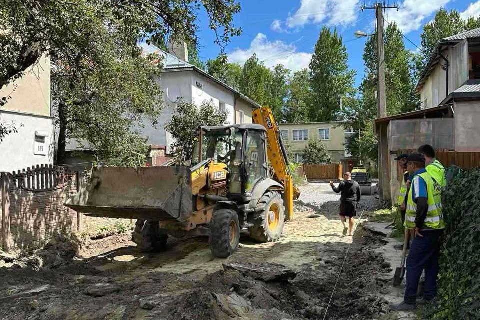 Фото 2: На частині вулиці Папоротної, де ще до війни розпочали капітальний ремонт і встигли замінити водопровідні комунікації, облаштують дорожнє покриття (оновлено)