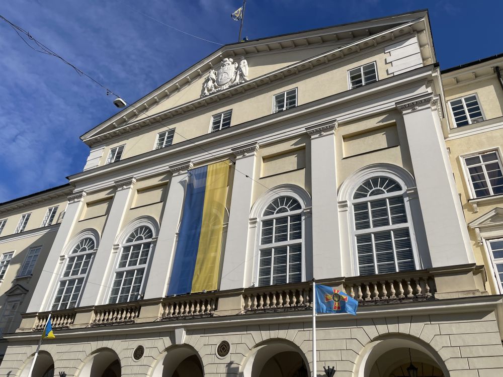 Фото 1: У центрі Львова замайорів прапор Повітряних Сил ЗСУ