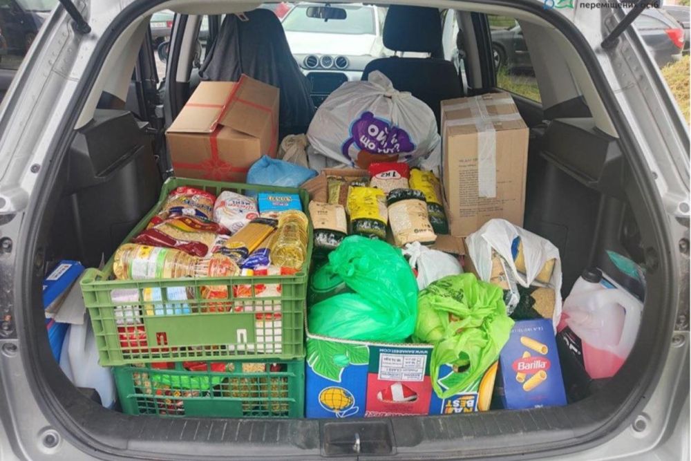 Фото 1: Мешканці модульного містечка у Львові збирають продукти і плетуть сітки українським захисникам