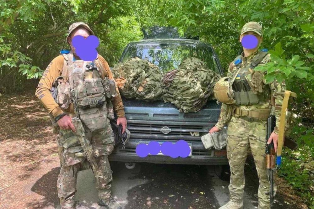 Фото 2: Мешканці модульного містечка у Львові збирають продукти і плетуть сітки українським захисникам