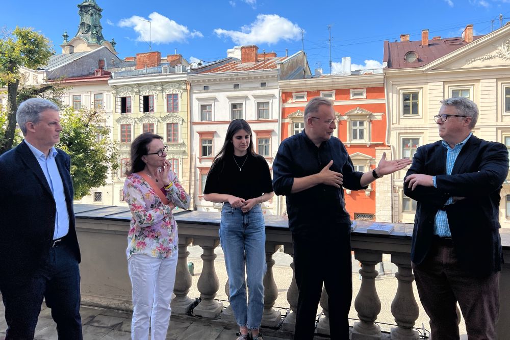 Фото 1: Андрій Садовий розповів представникам Фонду Брентхерста про те, як Львів розвивається в умовах війни