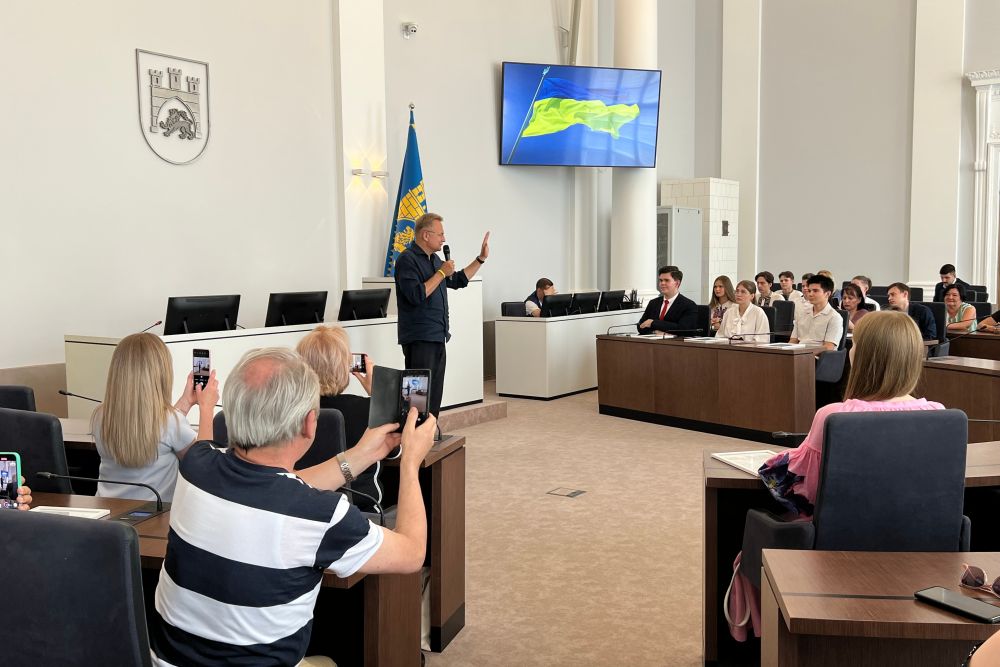 Фото 1: 62 школярі-переможці всеукраїнських і міжнародних конкурсів отримали у Львові по 10 000 гривень
