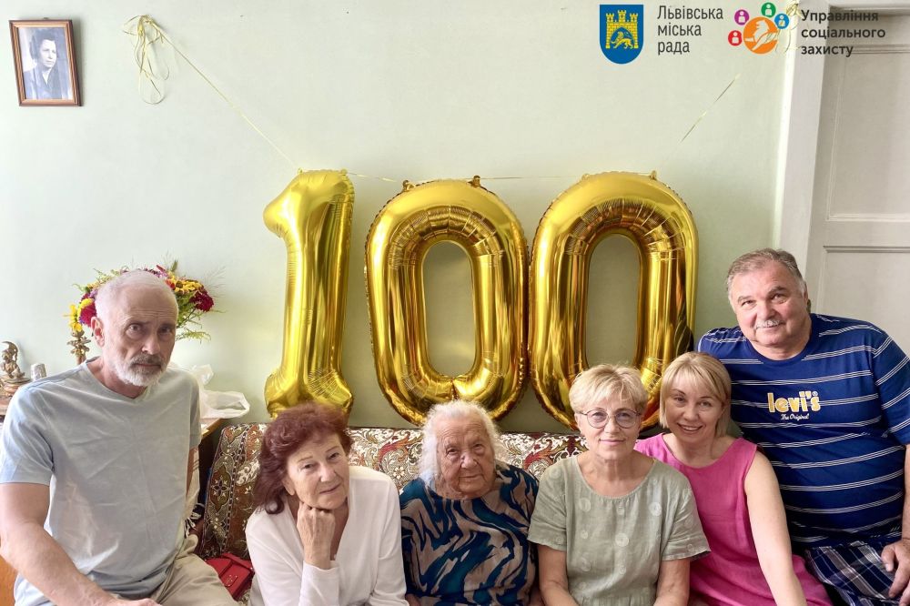 Фото 1: Львів вітає довгожителів: Євгенія Єлісеєва відзначила столітній ювілей