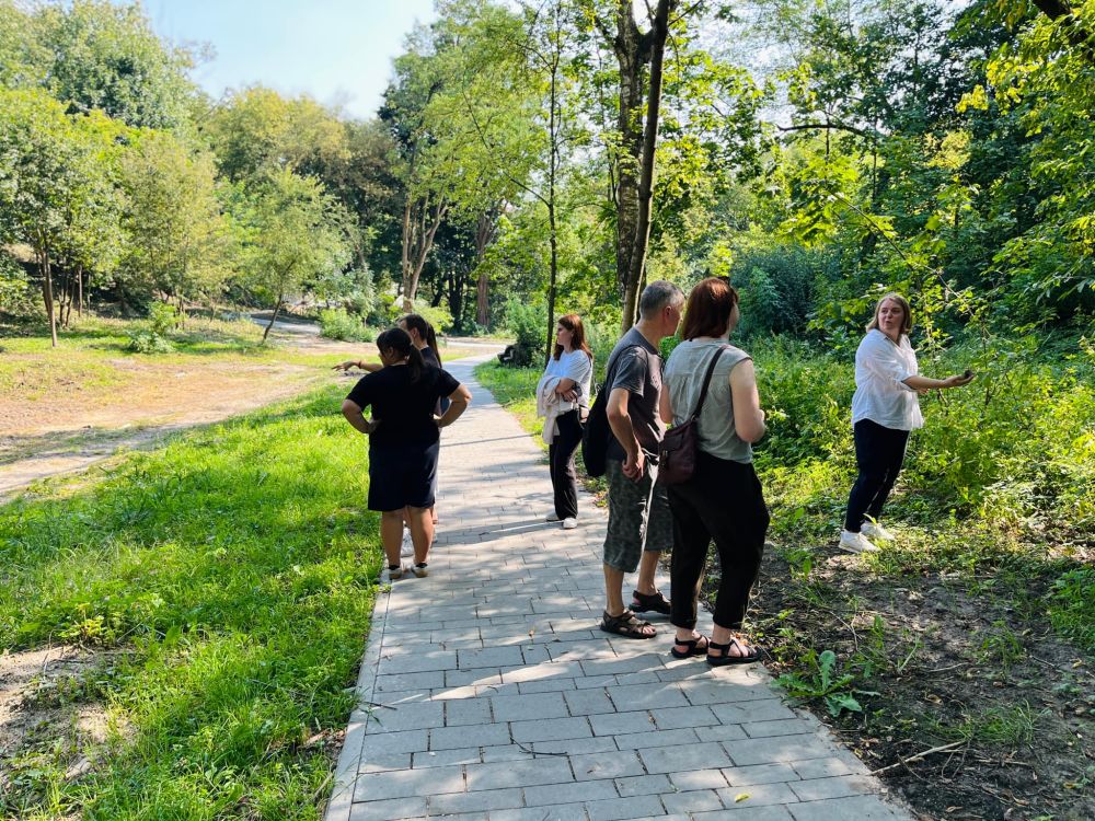 Фото 1: Канадська фахівчиня ділилась досвідом терапевтичного садівництва з реабілітологами центру UNBROKEN