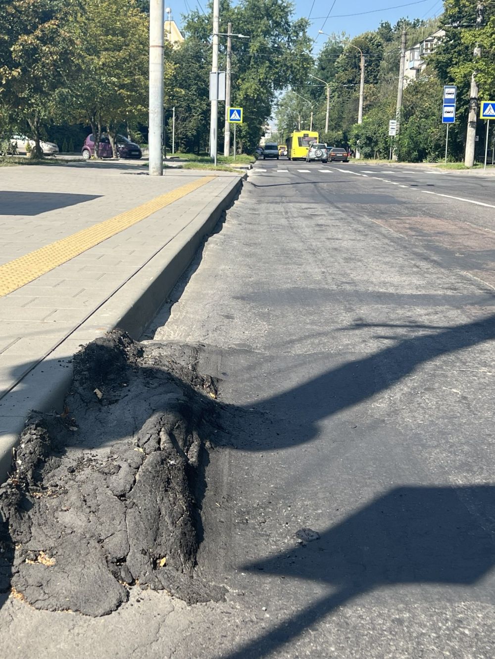 Фото 1: На вул. Стрийська, біля 4 зупинок громадського транспорту, відремонтують дорожнє покриття