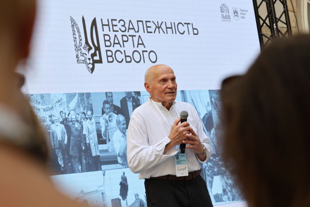 Фото 2: У дворику Ратуші Ярослав Кендзьор та Віталій Гордієнко розповіли і показали, як творилась незалежність України (фото/відео)