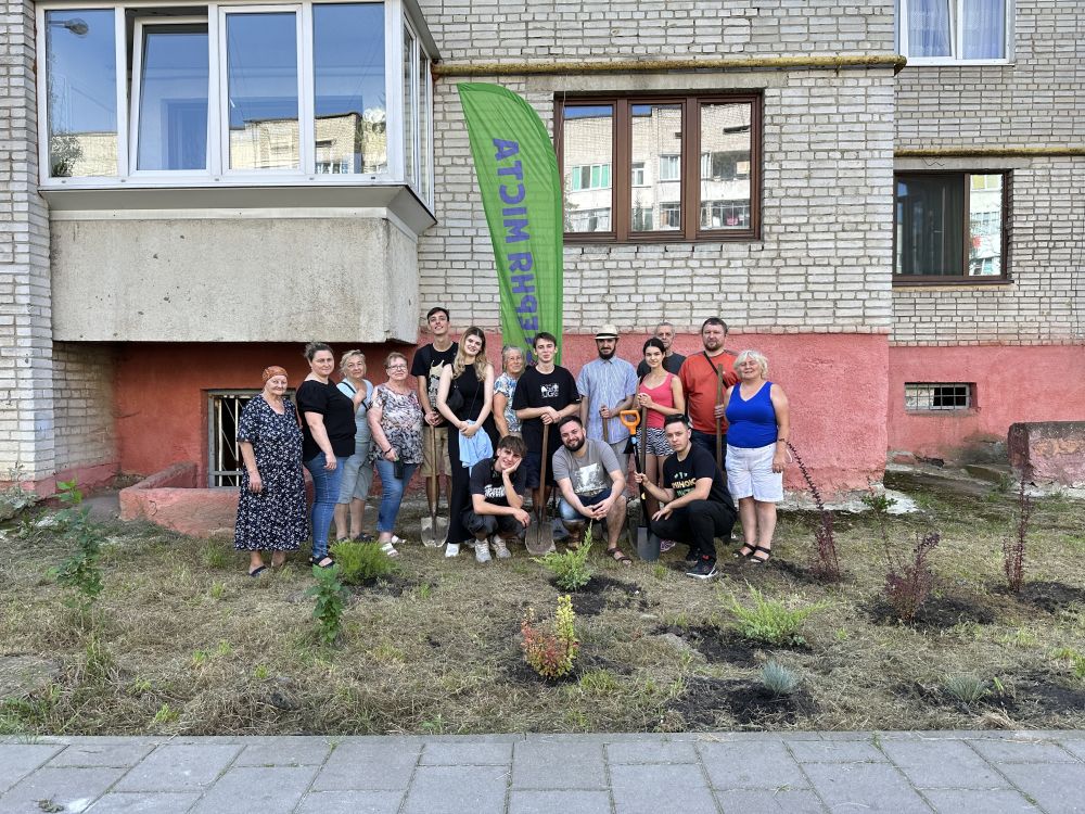 Фото 1: Мешканці висадали понад 40 кущів біля свого будинку: результати першого дня Майстерні міста