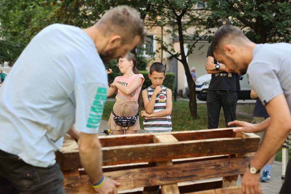 Фото 2: У дворі на вулиці Шафарика створили громадський простір в межах Майстерні міста (відео)