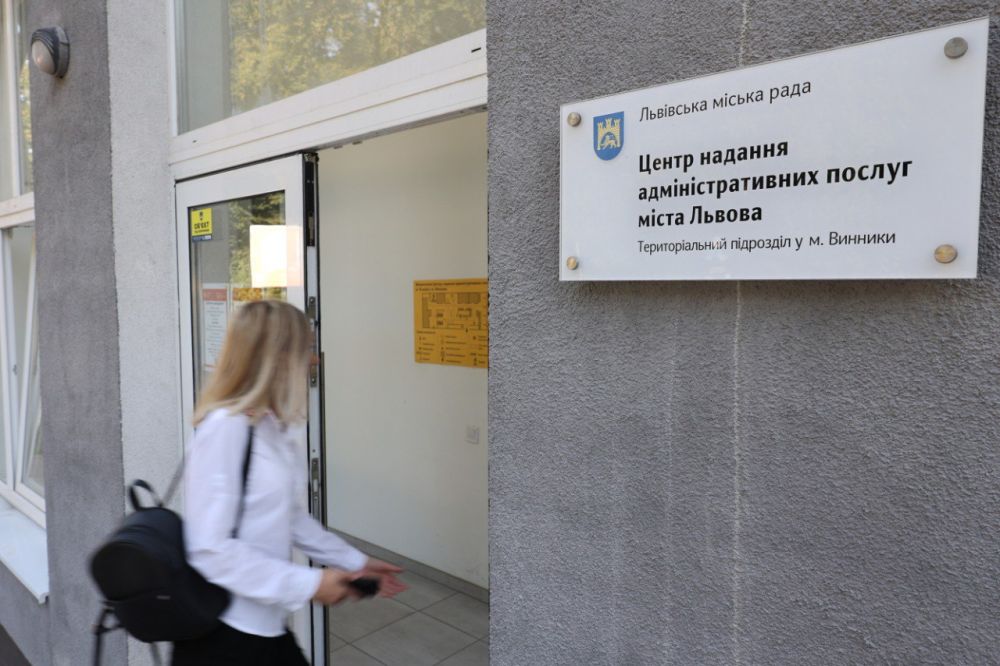Фото 1: У трьох львівських ЦНАПах тепер можна оформити статус безробітного чи знайти роботу: тепер тут працюватимуть фахівці Центру зайнятості (відео)