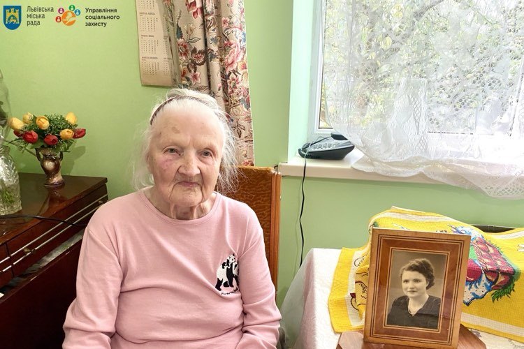 Фото 1: Столітні ювілярки: місто вітає довгожительок