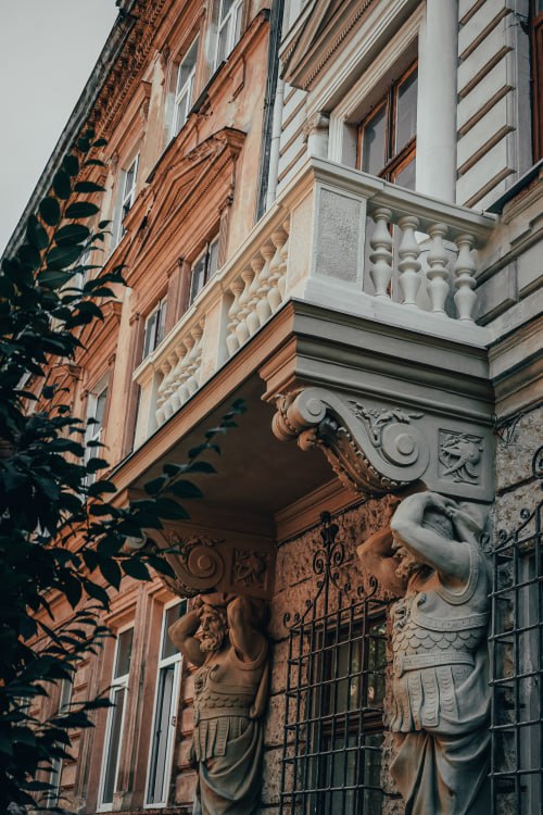 Фото 3: У Львові в 150-річному будинку-пам&rsquo;ятці відреставрували два балкони з атлантами
