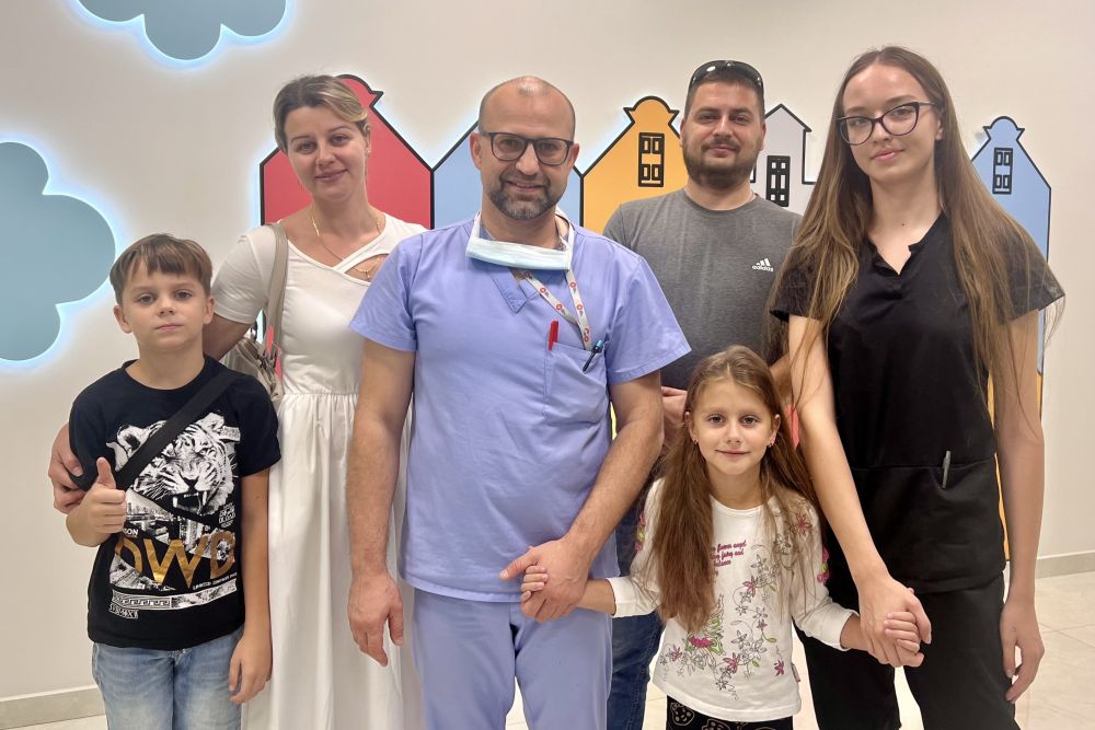 Фото 2: Львівські лікарі прооперували 6-річну дівчинку з рідкісною хворобою мокрих долонь