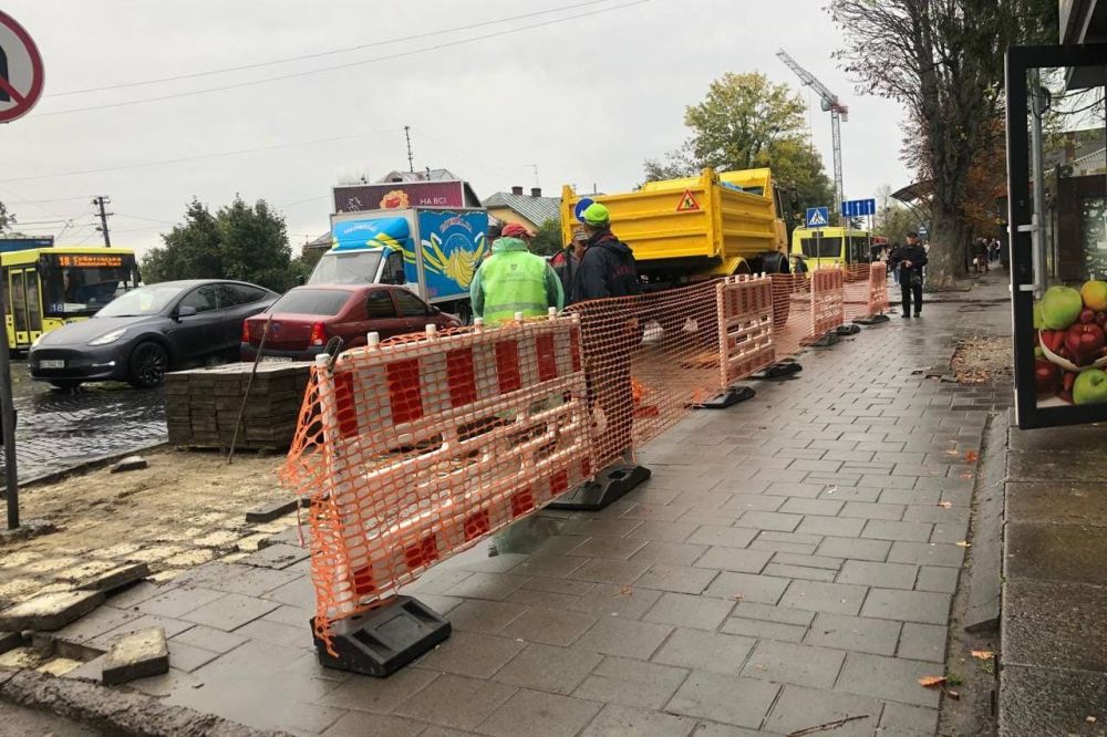 Фото 2: На вулиці Личаківській у напрямку Винник облаштовують дві смуги для руху транспорту