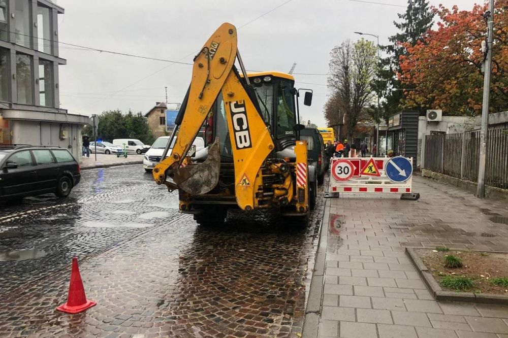 Фото 1: На вулиці Личаківській у напрямку Винник облаштовують дві смуги для руху транспорту