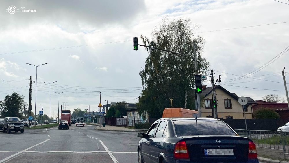Фото 1: Біля автовокзалу на вул. Стрийській синхронізували роботу двох світлофорних об&rsquo;єктів: це полегшить виїзд з міста