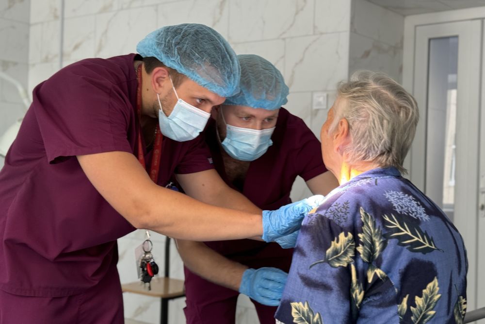 Фото 1: Львівські лікарі успішно прооперували 81-річну жінку з великою пухлиною щитоподібної залози