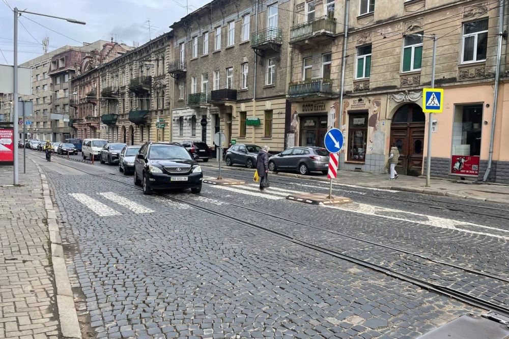 Фото 1: Неподалік площі Франка ремонтуватимуть колію: транспорт курсуватиме без змін, але рух може бути ускладнений