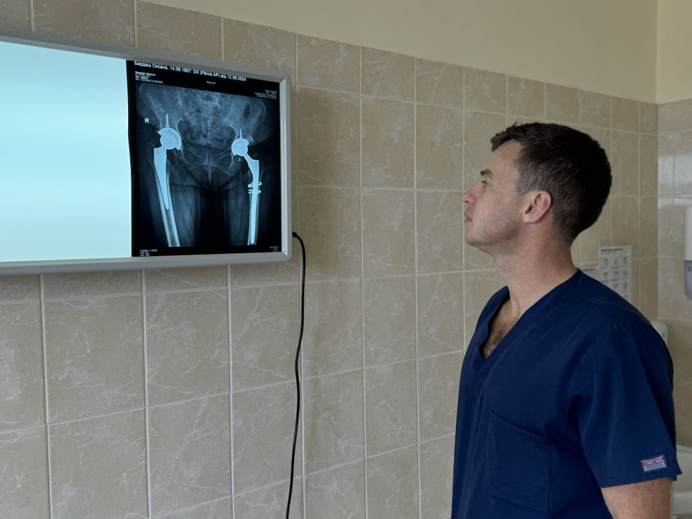 Фото 1: У Львові жінці безкоштовно замінили два зношені суглоби завдяки міській програмі ендопротезування