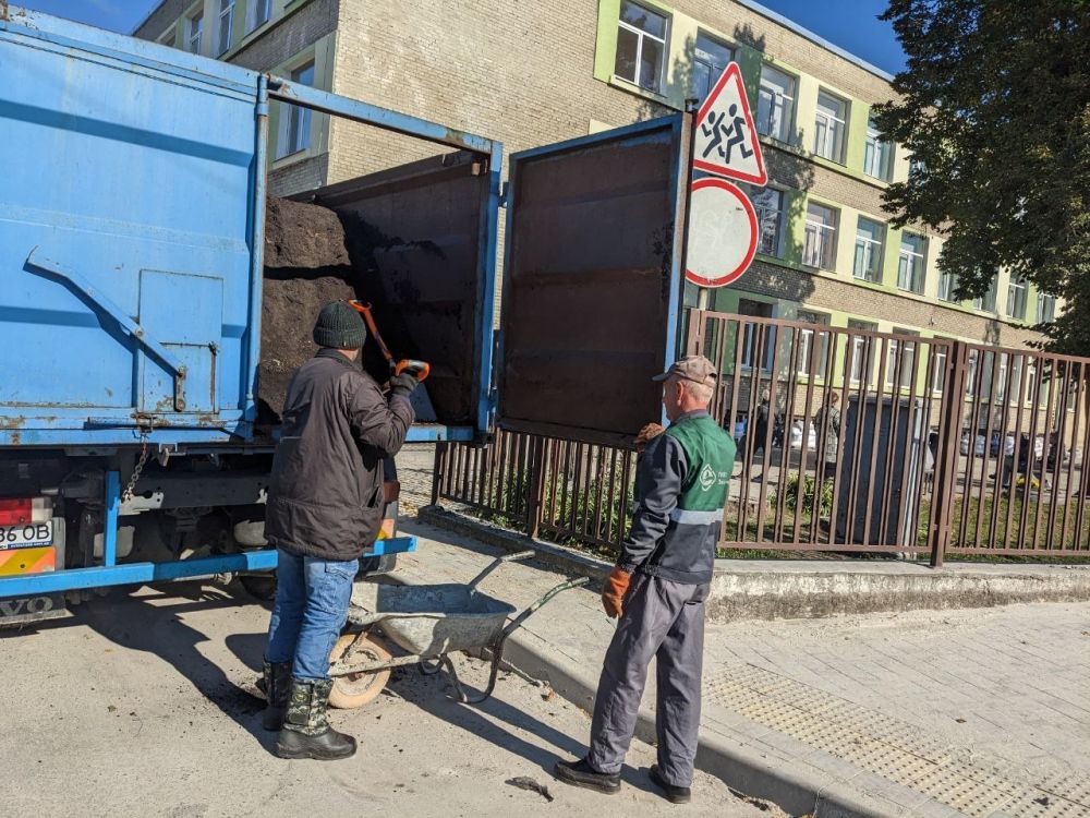 Фото 2: Школи міста отримали підживку для рослин з міської компостувальної станції
