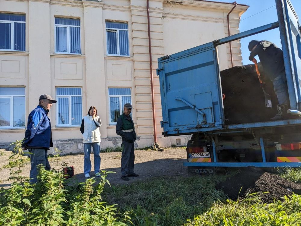 Фото 4: Школи міста отримали підживку для рослин з міської компостувальної станції