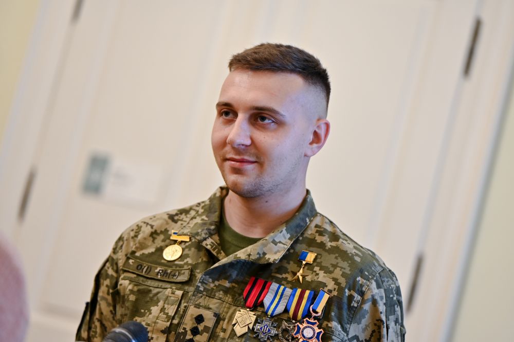 Фото 2: 25-літній Герой України Юрій Жуковець зі Львова подарував місту кулю, якою росіяни намагались його вбити (відео)