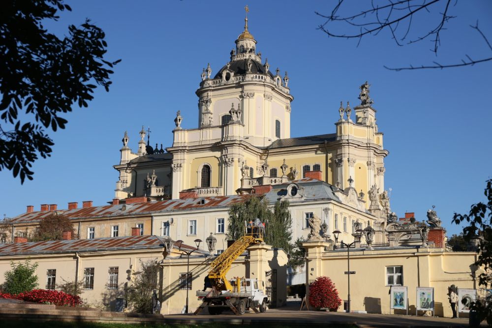 Фото 2: У Львові на Соборі Святого Юра перевірили 6 скульптур, які ховали від російських вибухів