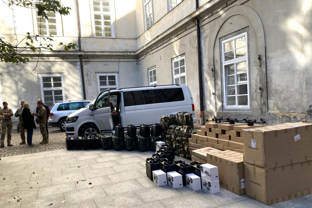 Фото 2: Дрони, БПЛА та авто закупили і передали військовим від громади Львова