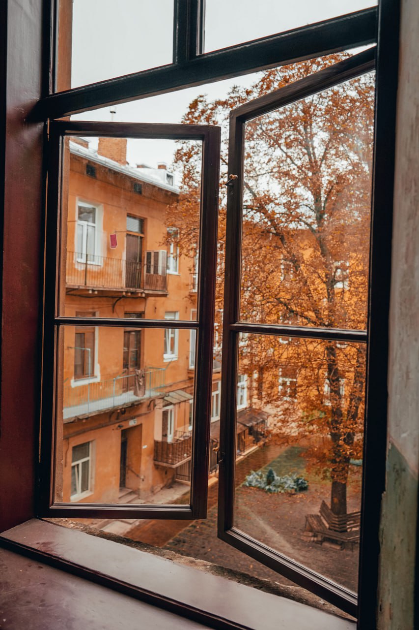 Фото 1: У Львові відреставрували історичні вікна та балконний блок: результати співпраці з мешканцями