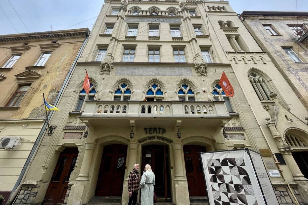 Фото 1: Театр Курбаса просить додаткові поверхи у будинку, в якому працюють актори (відео)