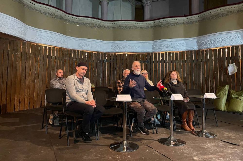 Фото 2: Театр Курбаса просить додаткові поверхи у будинку, в якому працюють актори (відео)