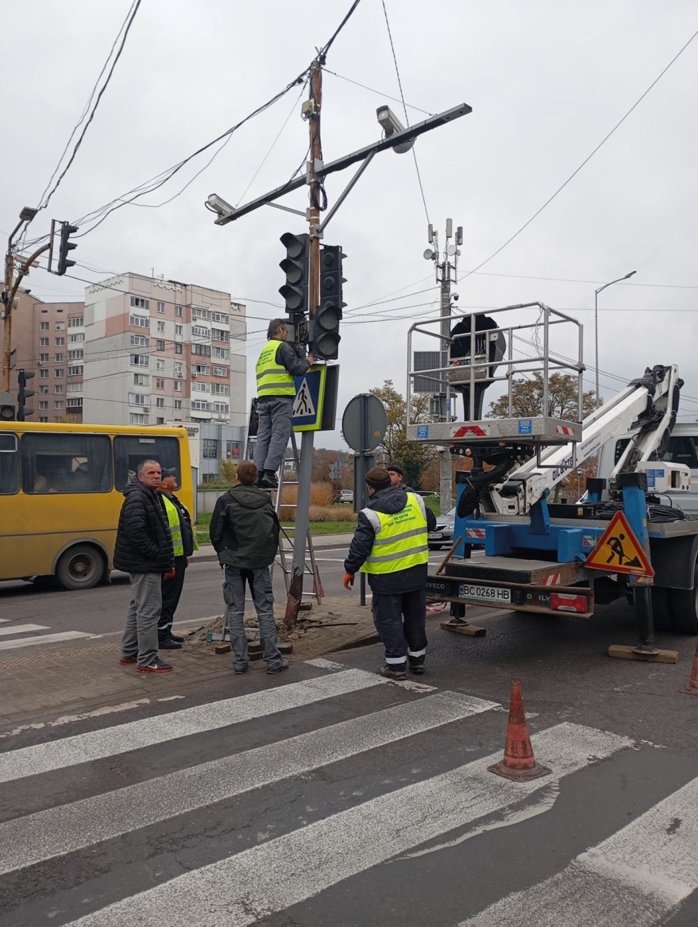 Фото 1: У Львові замінили світлофорну опору, яку пошкодив автомобіль: збитки має відшкодувати винуватець ДТП