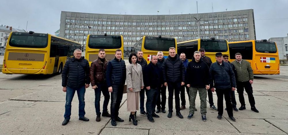 Фото 1: П’ять данських автобусів вже передали Сумам