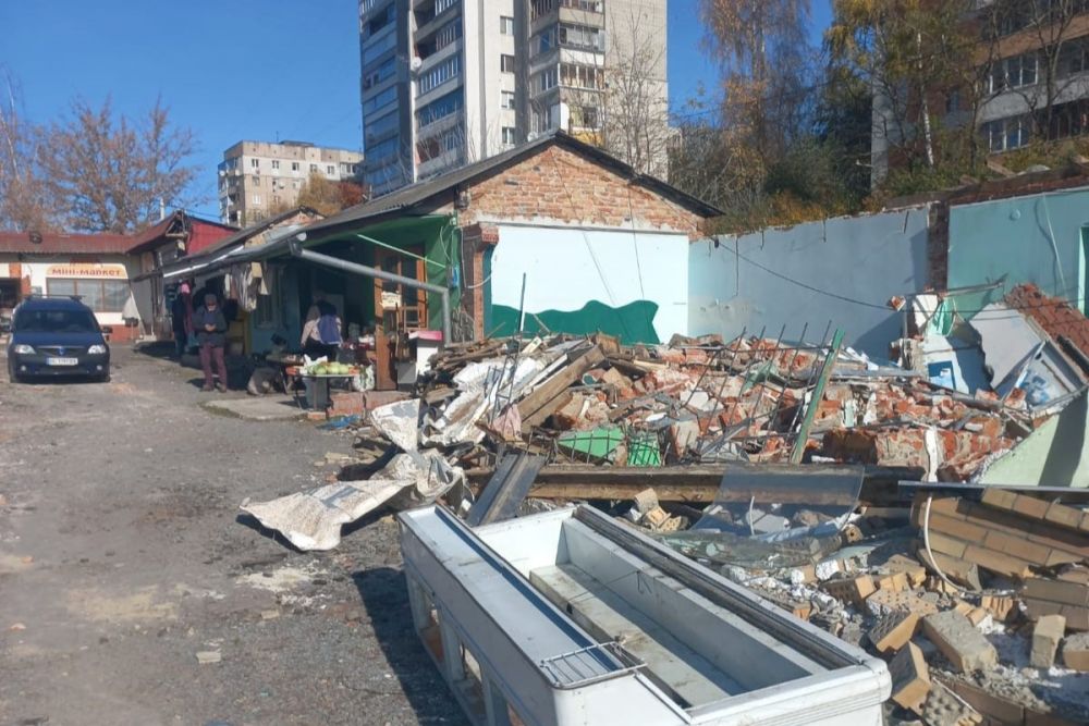 Фото 1: Конструкції ринку &laquo;Світлиця&raquo; демонтують до кінця року: підприємці добровільно забирають свої кіоски