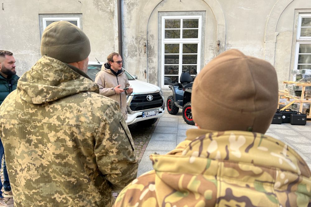 Фото 1: Від громади Львова військовим передали обладнання та транспорт на 16,8 мільйонів гривень